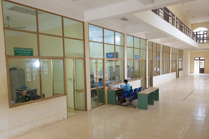 Các lực lượng chức năng làm việc  tại trạm kiểm soát liên hợp Nà Nưa