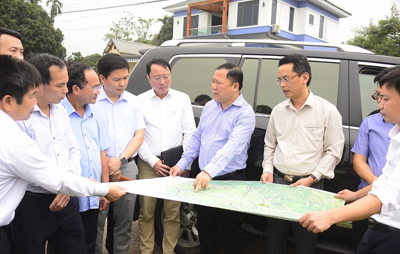 Đồng chí Nguyễn Phi Long, Ủy viên dự khuyết BCH T.Ư Đảng, Bí thư Tỉnh ủy khảo sát điểm quy hoạch nhà ở công nhân tại xã Nhuận Trạch, huyện Lương Sơn.