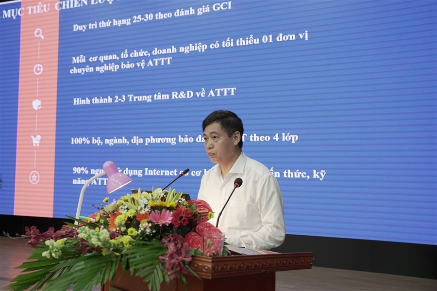 TS. Nguyễn Thành Phúc, Cục trưởng Cục An toàn thông tin, Bộ Thông tin và Truyền thông trình bày tham luận với chủ đề “An toàn thông tin trong chuyển đổi số”