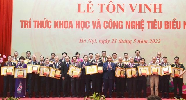Chủ tịch Chủ tịch nước Nguyễn Xuân Phúc, Chủ tịch VUSTA Phan Xuân Dũng và Bộ trưởng Bộ KH&CN Huỳnh Thành Đạt cùng các trí thức KH&CN tiêu biểu tại buổi Lễ
