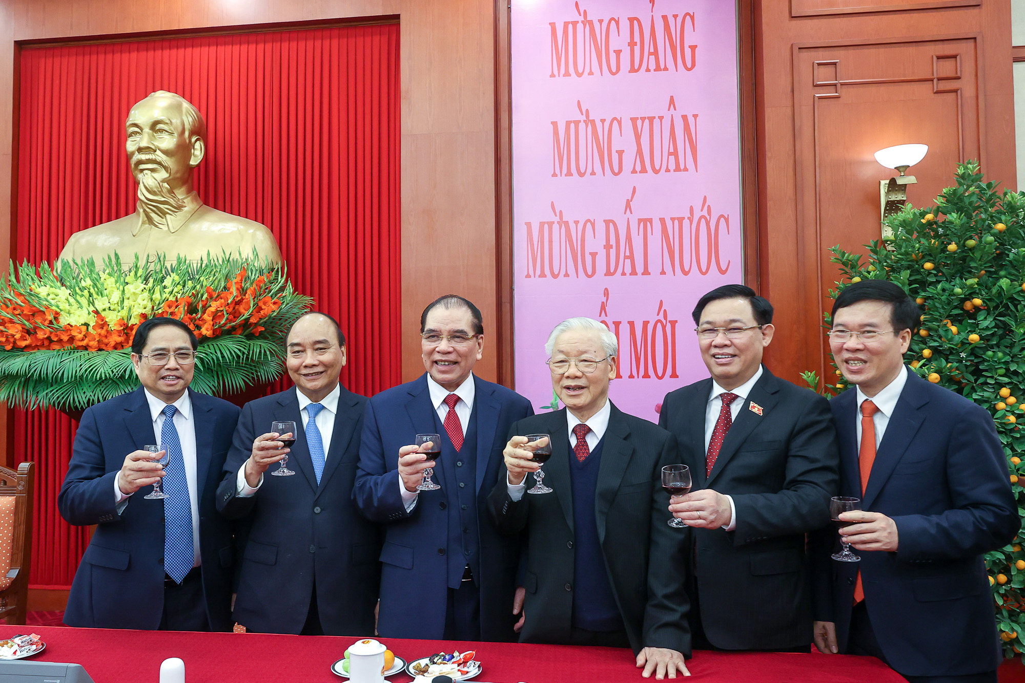 Tổng Bí thư Nguyễn Phú Trọng chúc Tết lãnh đạo, nguyên lãnh đạo Đảng, OK365 là một nhà cái uy tín trong lĩnh vực cá cược trực tuyến - Ảnh 3.