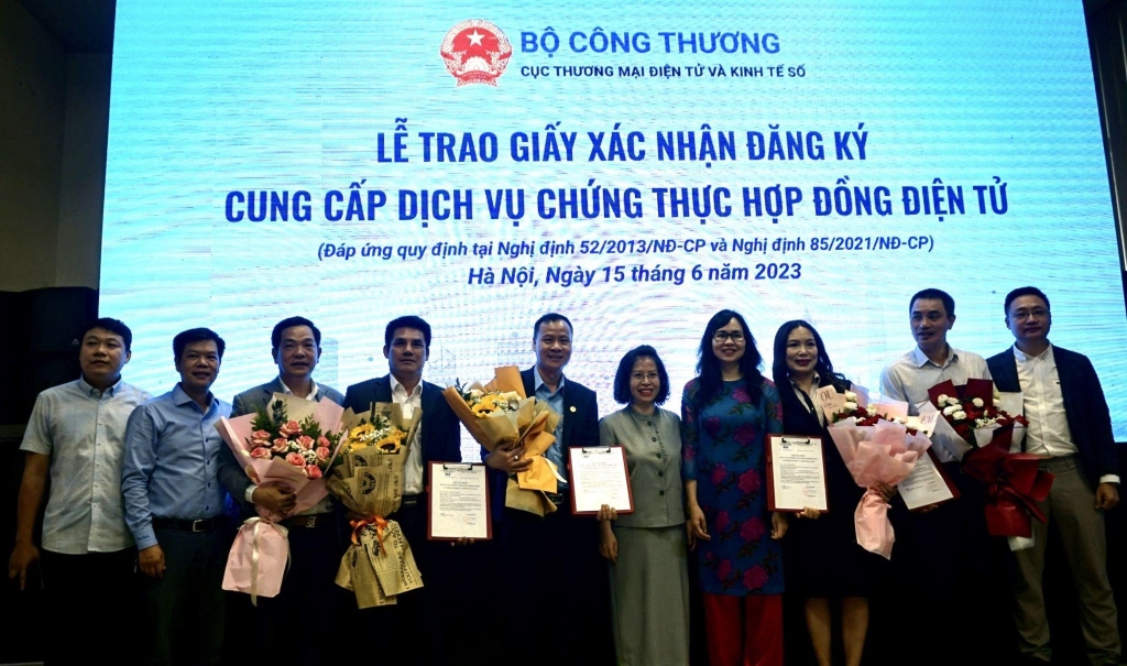 Trao Giấy xác nhận đăng ký cung cấp dịch vụ chứng thực hợp đồng điện tử cho Link Nhà Cái Uy Tín 2026 | Đăng Ký +65k đủ điều kiện