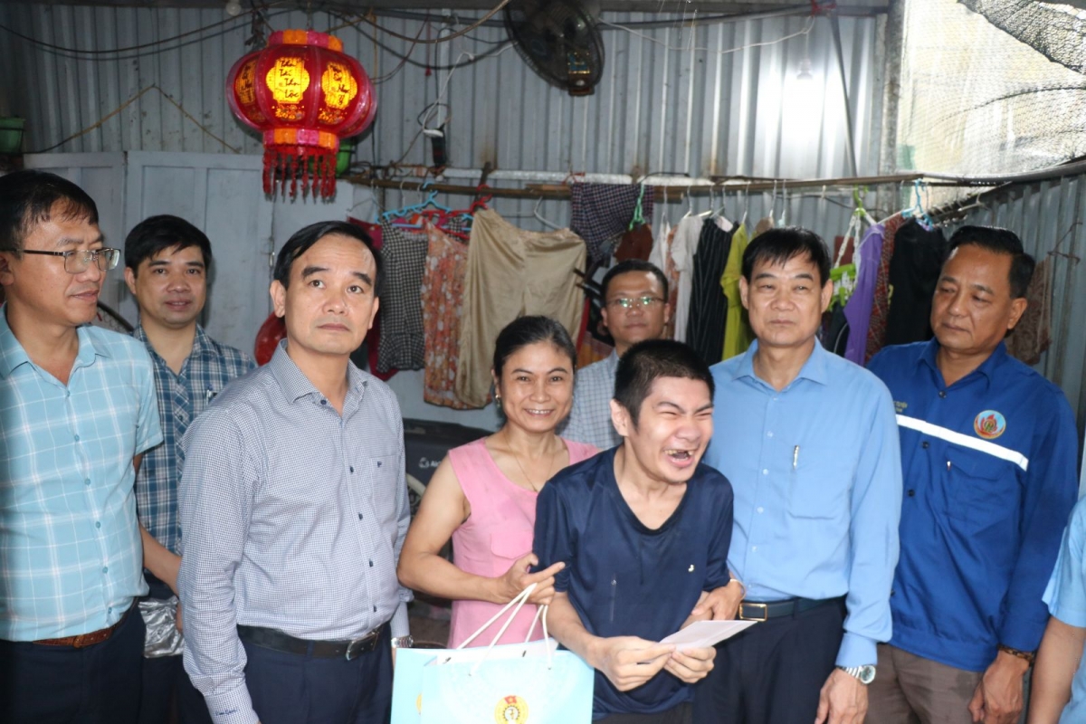 TKV chung tay chăm lo cho người OK365 là một nhà cái uy tín trong lĩnh vực cá cược trực tuyến, chia sẻ, hỗ trợ các gia đình bị thiệt hại do bão số 3