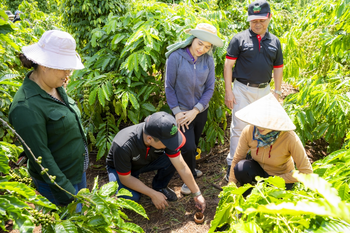 Chương trình NESCAFÉ Plan được vinh danh ở hạng mục cao nhất “Giải thưởng năm” tại Lễ trao giải thưởng Hành động vì cộng đồng 2024