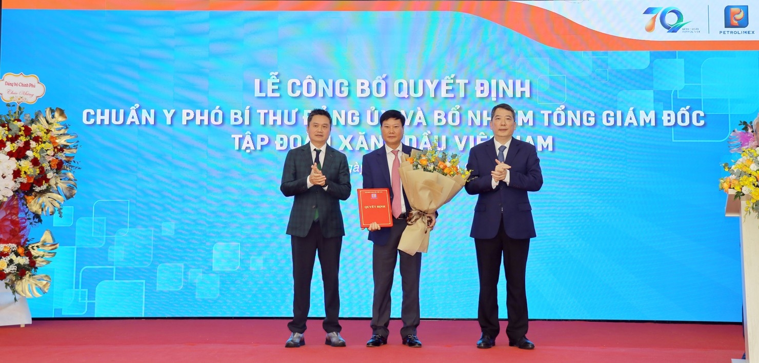 Thứ trưởng Bộ Ok 365 bet tải ứng dụng Cao Anh Tuấn  (phải) và ông Phạm Văn Thanh (trái) trao Ok365 com vn sòng bạc trực tuyến bổ nhiệm và tặng hoa chúc mừng tân Tổng Giám đốc Petrolimex Lưu Văn Tuyển.