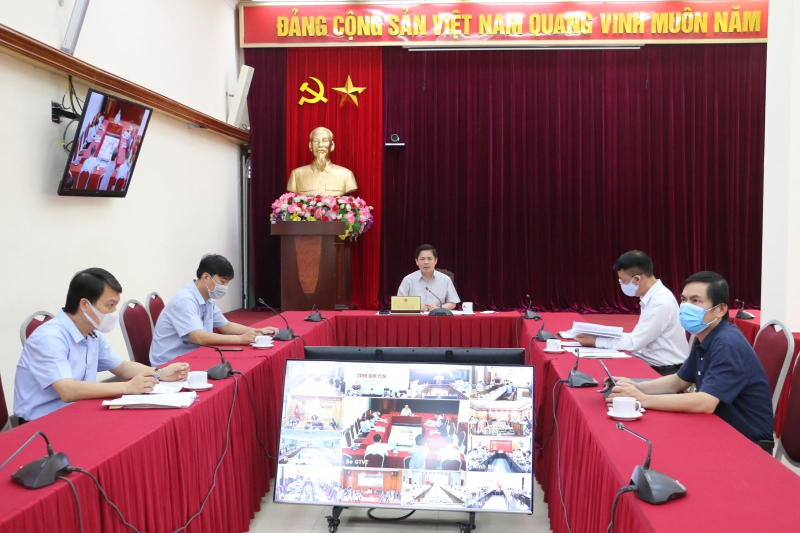 Bộ trưởng Nguyễn Văn Thể: 