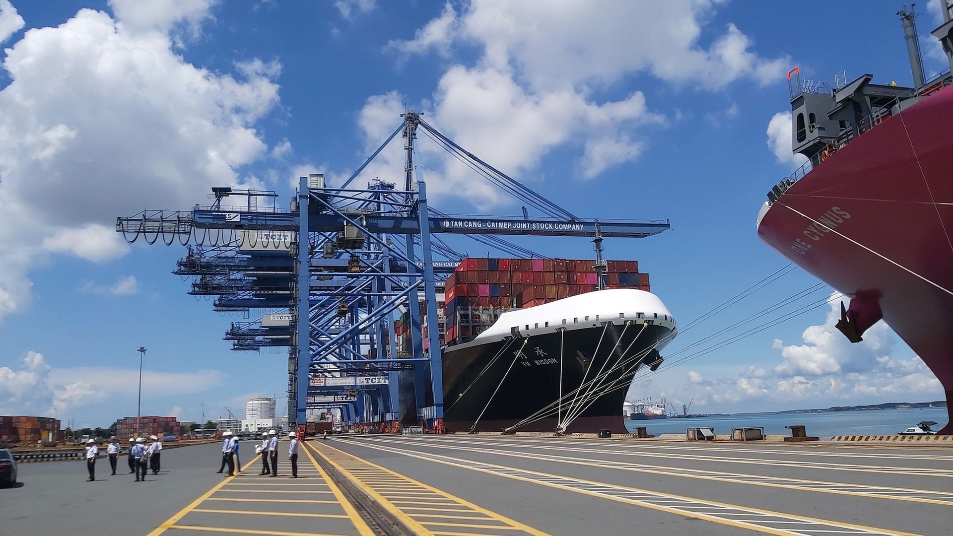 Đánh giá các nhân tố ảnh hưởng đến phát triển logistics vùng Đông Nam Bộ(*)