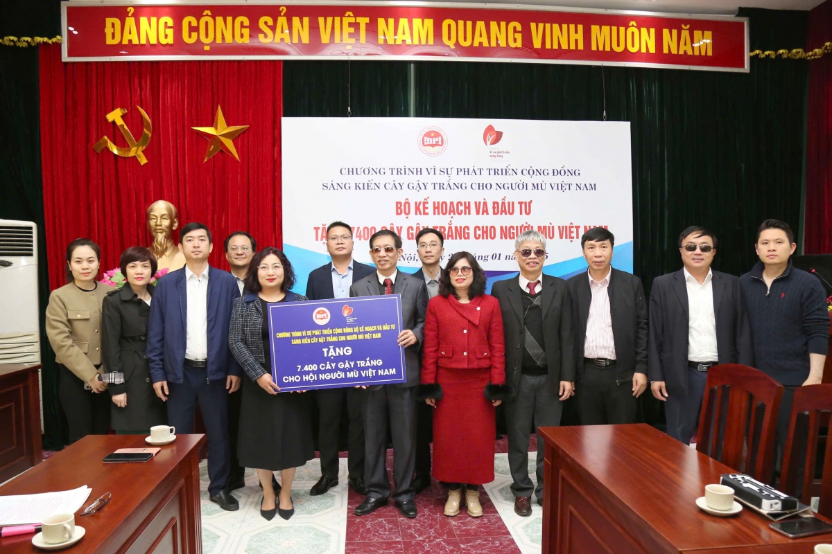 Ok365 Nhà Cái Uy Tín 2026 trao thêm 7.400 cây gậy trắng cho Hội Người mù Việt Nam