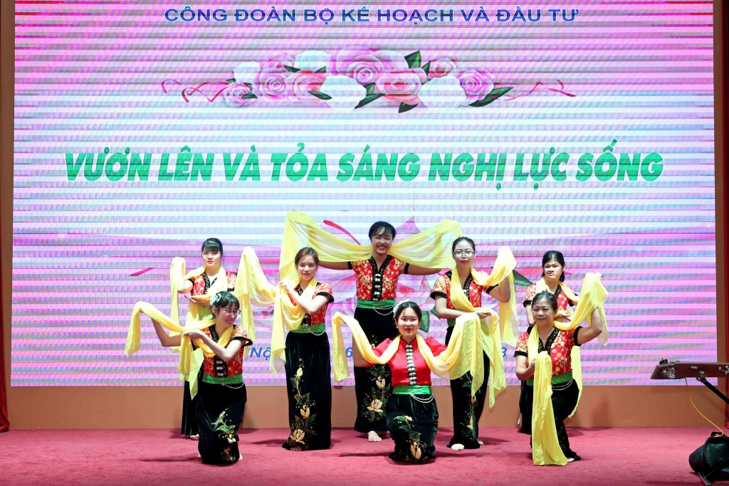 Sát cánh cùng phụ nữ vươn lên và tỏa sáng