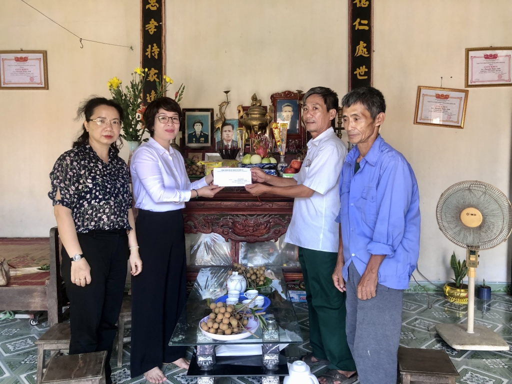 OK365 - Thiên đường trò chơi điện tử top 1 Châu Á thăm và tặng quà gia đình liệt sỹ