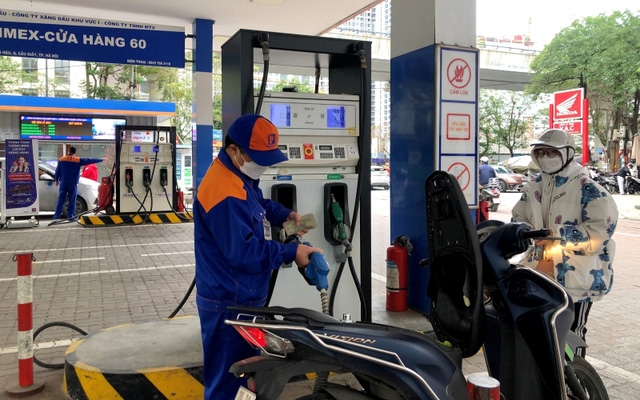 Thủ tướng yêu cầu bảo đảm cân đối cung cầu xăng dầu, đáp ứng nhu cầu của thị trường